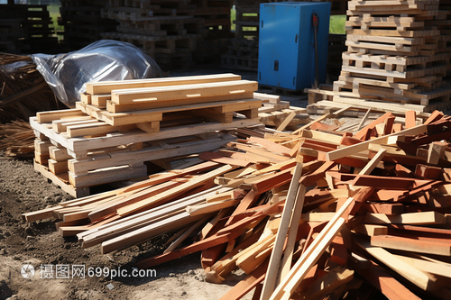 堆放的木板建筑材料